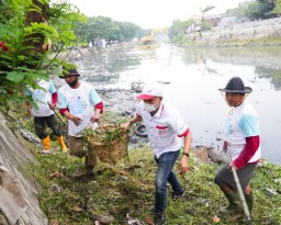 Pemkot bersama Yayasan Wings Peduli Gelar Aksi Bersih Sungai Surabaya