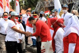 Pemkot Surabaya Menerima Piagam Penghargaan dari Kemendagri