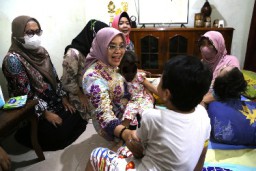 Pemkot Surabaya Bantu Fisioterapi Balita Penderita Lumpuh Otak