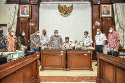 Pemkot Surabaya Serahkan Terminal Tipe A Purabaya ke Kementerian Perhubunga