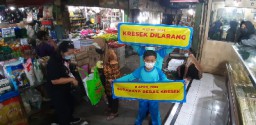 Pemkot Surabaya Bagikan Kantong Ramah Lingkungan di Pasar Tradisional