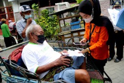 Terima BLT Minyak Goreng dan BPNT, Warga Surabaya Ucap Terima Kasih