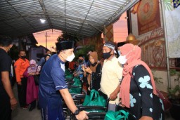 Wali Kota Eri Cahyadi Bagikan Kursi Roda di Kecamatan Asemrowo