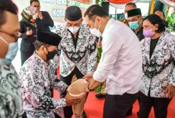Walikota Eei Salurkan Bantuan Untuk Guru Dan Tenaga Pendidik