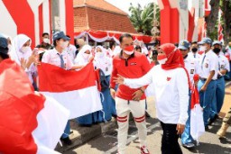 Peemkot Surabaya Berpartisipasi dalam Grakan Bagi-Bagi 10 Juta Bendera