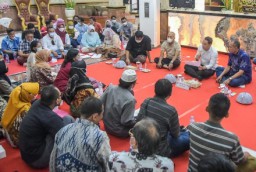 Wali Kota Eri Cahyadi Terima Sambat Warganya dengan Lesehan Bareng