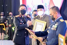 Wali Kota Eri Cahyadi Terima Dua Penghargaan