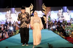 Cak Eri Dan Ning Rini Pakai Ini Dalam Kick Off 1 Abad NU