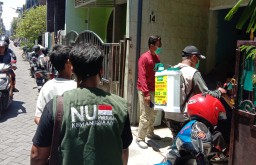 LAZISNU Kota Surabaya Gelar Penyemprotan Disinfektan Dan Bagikan Hand Sanit