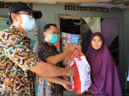 Bantuan Sembako ke Warga Terdampak Covid-19 di Surabaya Mulai Disalurkan