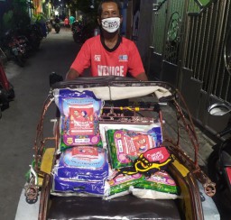 Relawan Dulur Eco Bagikan Ribuan Masker Dan Ratusan Kilogram Beras