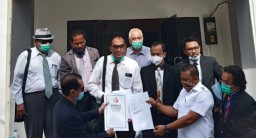 Bawaslu Diminta Tindak Banner Wali Kota Risma
