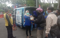 Demokrat Surabaya Berbagi Takjil