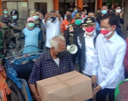 Forkopimda Surabaya Serahkan Bantuan Sembako Serentak Untuk Warga