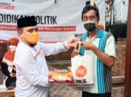 Momen Hari Ayah, Para Petani Tambak Curhat ke PKS Kota Surabaya