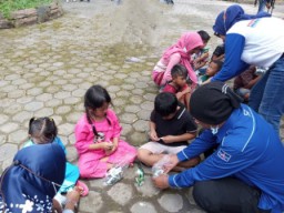 Demokrat Surabaya Hibur Anak-Anak Korban Erupsi Semeru