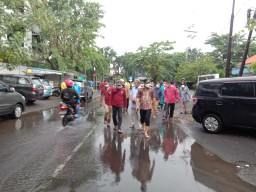 Sepulang dari Jakarta, Wali Kota Eri Atasi Genangan Air di Ngagel