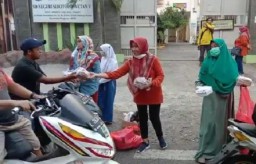 SDN Sidotopo Wetan V Bagikan Ribuan Paket Takjil Dan Paket buka Puasa
