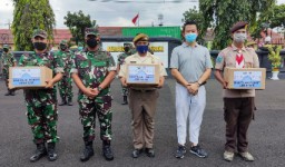Dandim Bersama Perwakilan Buddha Tzu Chi Serahkan Paket Ke Anggota