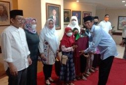 DPRD Kota Surabaya Bukber Dan Bagikan Santunan Untuk Anak Yatim Piatu