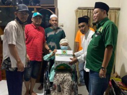 PPP Surabaya Bagikan Puluhan Kursi Roda Dan Bingkisan Sembako