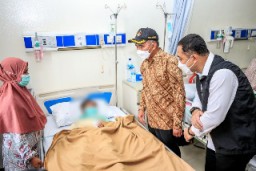 Walikota Eri Bersama Menko PMK Jenguk Korban Kecelakaan Waterpark
