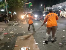 Dinas Lingkungan Hidup Bersihkan 30 Ton Sampah