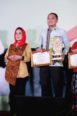 Wali Kota Eri Cahyadi Raih Penghargaan Penggerak Koperasi Terbaik