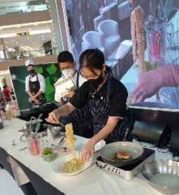 School of Business and Management UK Petra Gelar Pameran Eduverse