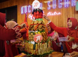 Tumpeng Jajanan Nusantara Setinggi 77 cm Meriahkan HUT RI ke-77