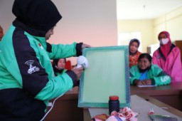 Pemkot Surabaya beri Pelatihan Sablon untuk Pengemudi Ojol Perempuan