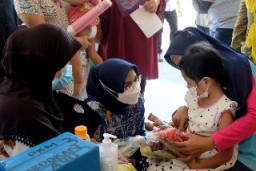 Ketua TP PKK Rini Indriyani Dampingi Gubernur Khofifah Tinjau Percepatan BI