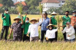 Cak Eri Cahyadi Ajak Tambah Pendapatan Lewat Padat Karya