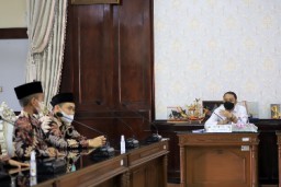 Wali Kota Eri: Saya Tunggu Senyum Kemenangan untuk Surabaya