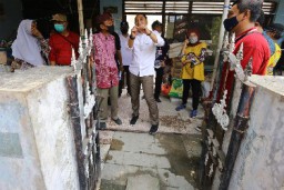 Perbaiki Rumah Sekaligus Ekonomi Warga