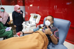 Cak Ji Donorkan Plasma Konvalesen di PMI Surabaya