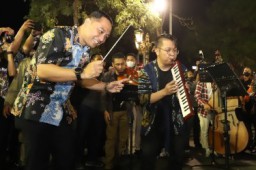 Dudy Oris Dan Warga Puji Karnaval Nang Tunjungan Surabaya