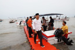 Pemkot Surabaya Beri Bantuan Perahu Wisata