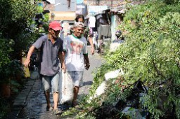 Warga Ketandan Bersih-Bersih Pendopo Balai Budaya Cak Markeso
