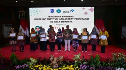 Pemkot Surabaya Serahkan 193 Penghargaan BKKBN untuk Kader IMP