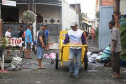 Pemkot Surabaya Angkut 700 Ton Sampah Dalam Sehari