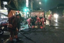 Pemkot Surabaya Lakukan Perbaikan Jalan Berlubang di 100 Per Hari