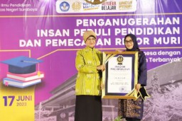 UNESA Veri Penghargaan Insan Peduli Pendidikan Kepada Rini Indriyani