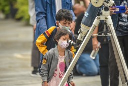Surabaya Astronomy Club Pantau Gerhana Matahari Hybrida di Balai Kota