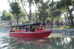 Walikota Eri ResmikanTaman Asreboyo Ngagel Dilengkapi Perahu Air