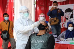 Sejumlah Pengendara Dirapid Test Antigen di Suramadu