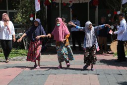 Lansia Griya Werdha Surabaya Lomba Joget Meriahkan HUT RI Ke-78