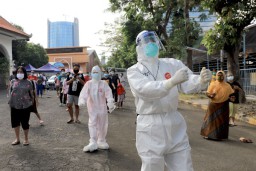 Semangati Warga Isoman Cak Eri Senam Pagi Di Hotel Asrama Haji