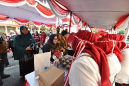 Pemkot Surabaya dan Dekranasda Berdayakan Keluarga Akseptor KB