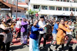 Walikota Eri Cahyadi Hadiri Sedekah Bumi di Kampung Ngesong